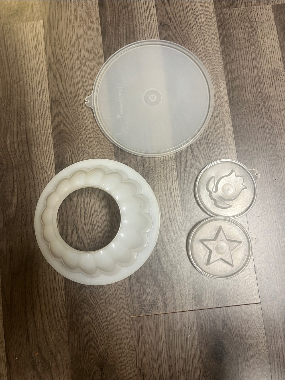 Vintage 4 piece Tupperware Jel-N-Serve gelatin mold